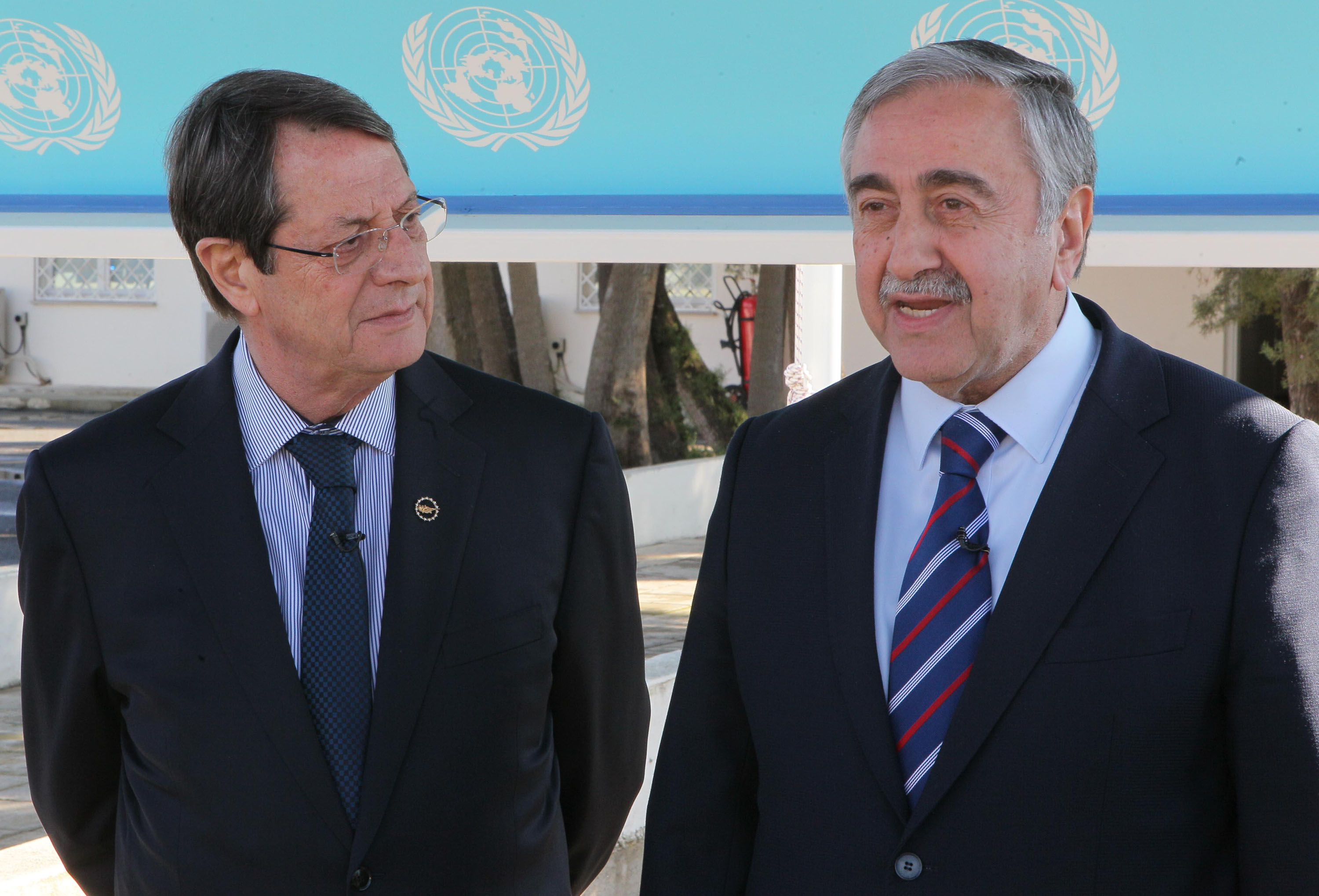 Ο Πρόεδρος της Δημοκρατίας κ. Νίκος Αναστασιάδης παρακάθεται, με τον ηγέτη της τουρκοκυπριακής κοινότητας κ. Μουσταφά Ακιντζί, σε συνομιλίες για το Κυπριακό.