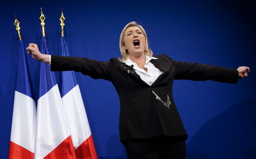ISL32 PARÍS (FRANCIA), 22/4/2012.- La candidata del partido de ultraderecha Frente Nacional (FN) a la Presidencia francesa, Marine Le Pen, celebra con sus simpatizantes los resultados de la primera ronda electoral en París (Francia), el 22 de abril de 2012. Le Pen lidera la tercera candidatura más votada, con casi la quinta parte de los votos, un porcentaje récord para su partido que deja a la ultraderecha francesa a las puertas de la segunda ronda. EFE/Ian Langsdon FRANCIA ELECCIONES