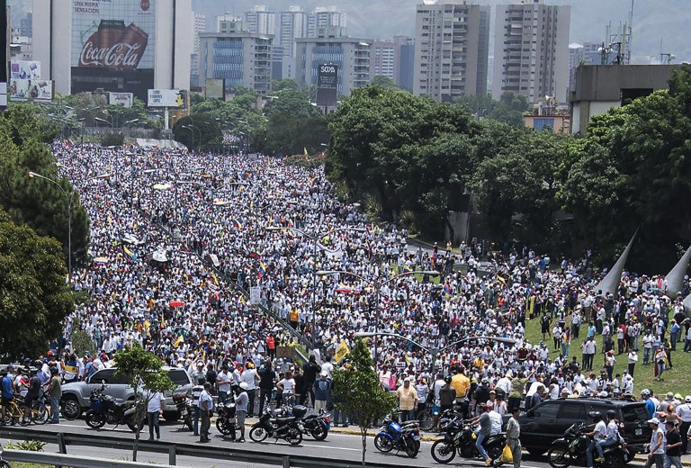 View of a mass march against Venezuelan President Nicolas Maduro, in Caracas on April 19, 2017. 
Venezuelans took to the streets Wednesday for massive demonstrations for and against President Nicolas Maduro, whose push to tighten his grip on power has triggered deadly unrest that has escalated the country's political and economic crisis. / AFP PHOTO / CARLOS BECERRA