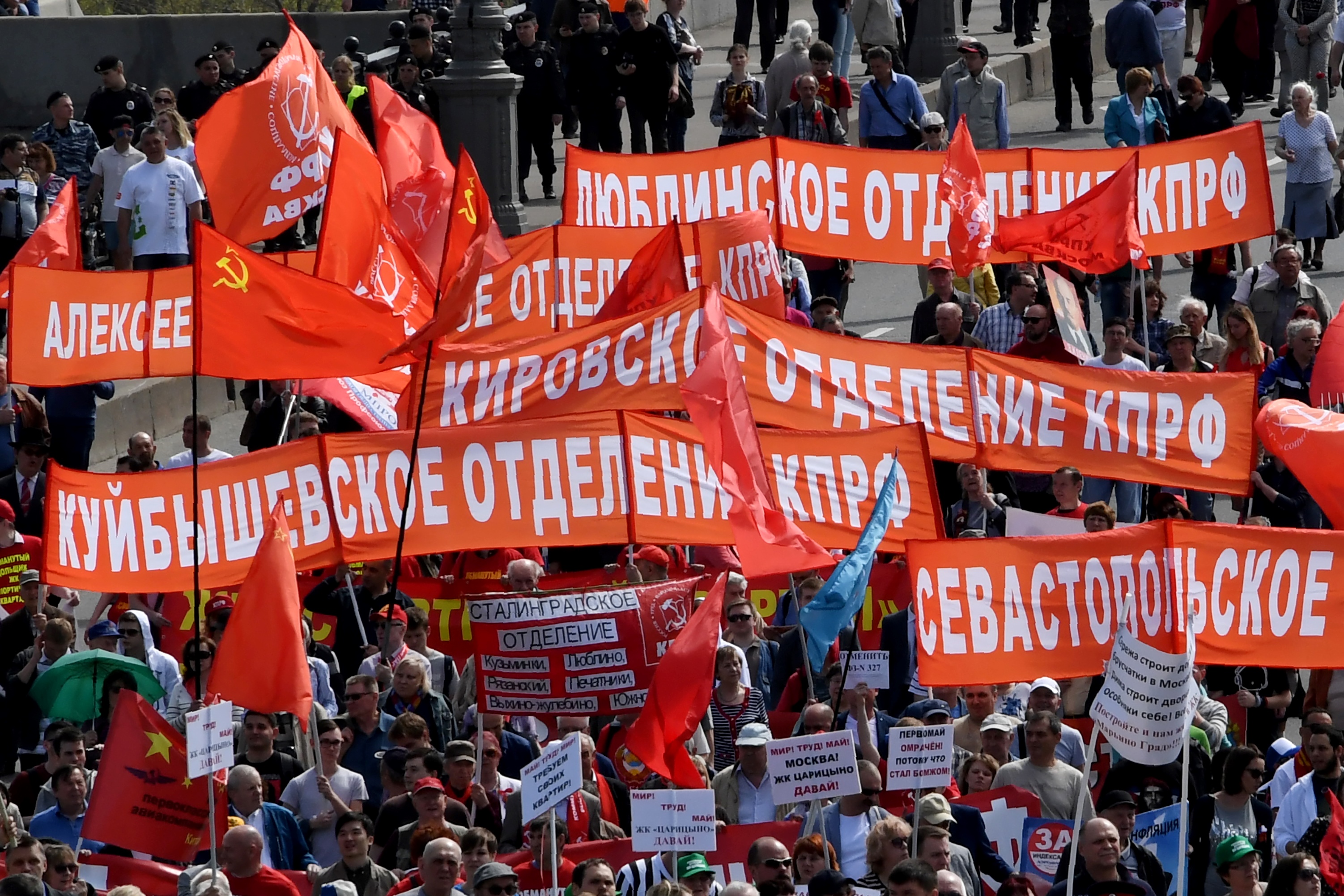 Russian Communist party supporters take part in the traditional May Day rally in central Moscow on May 1, 2017.  / AFP PHOTO / Kirill KUDRYAVTSEV