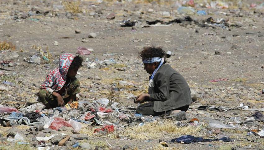 epa05653835 A picture made available on 30 November 2016 shows Yemeni children sitting amid rubbish at Dharawan area on the outskirts of Sana'a, Yemen, 29 November 2016. According to reports, the UN has condemned the declaration by the Houthi rebels and their allies to form a government in the war-affected northern provinces of Yemen, nearly two years after the rebels and allied forces occupied the capital Sana'a and seized power militarily in late 2014.  EPA/YAHYA ARHAB