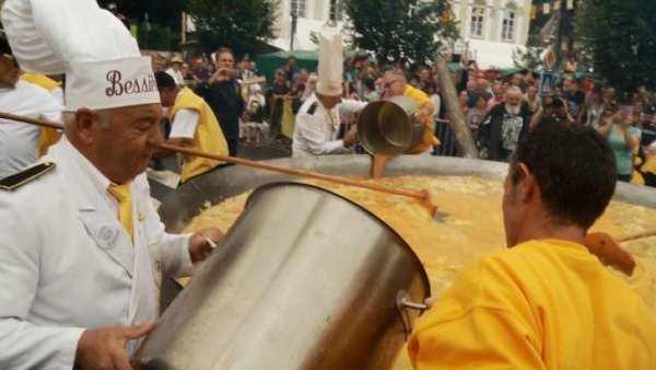 983848-Belgium-039-giant-omelette-festival-defies-tainted