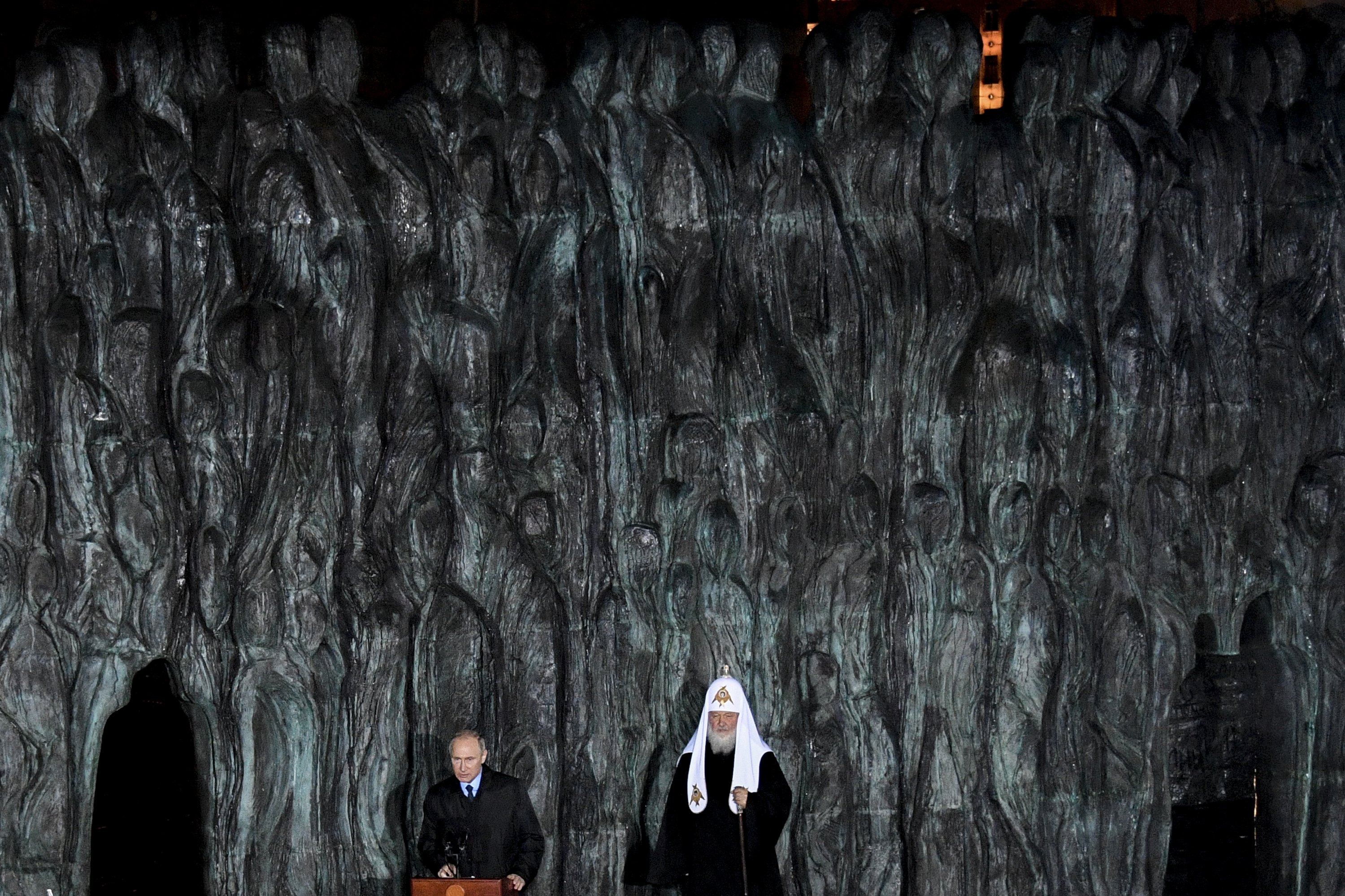 epaselect epa06298421 Russian President Vladimir Putin (L) and Russian Orthodox Patriarch of Moscow and All Russia, Kirill (R) attend a ceremony of unveiling the country's first national memorial to victims of Soviet-era political repressions titled 'The Wall of Grief' designed by sculptor Georgy Frangulyan, in downtown Moscow, Russia, 30 October 2017.  EPA/ALEXANDER NEMENOV/POOL