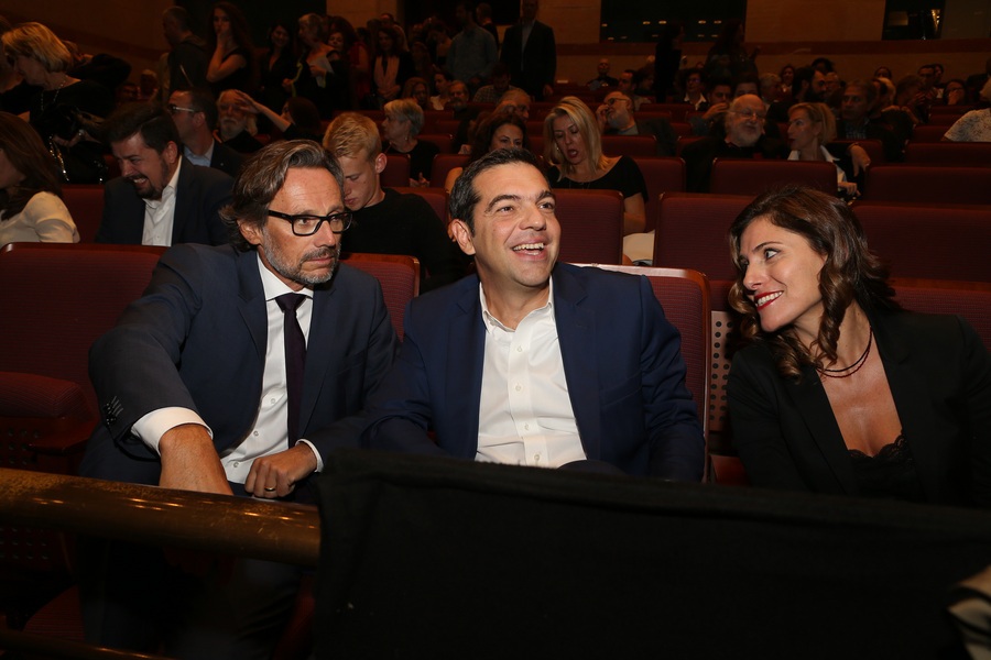 Ο πρωθυπουργός Αλέξης Τσίπρας μαζί με την σύντροφο του Μπέττυ Μπαζιανα  και τον Γερμανό πρέσβη στην Αθήνα, Γενς Πλέτνερ παρακολούθησαν την προβολή του τελευταίου φιλμ του Παντελή Βούλγαρη με τίτλο «Το τελευταίο σημείωμα», Δευτέρα 23 Οκτωβρίου 2017. ΑΠΕ-ΜΠΕ/ΑΠΕ-ΜΠΕ/Παντελής Σαίτας