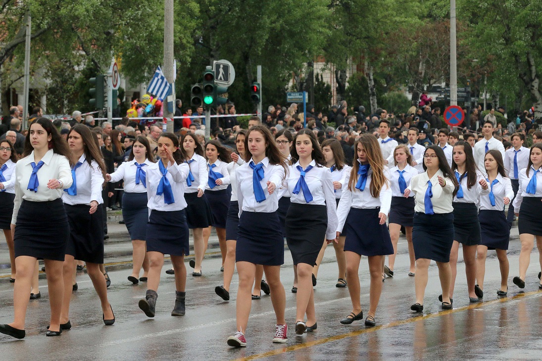 Μαθήτριες συμμετέχουν στην παρέλαση για την επέτειο της 25ης Μαρτίου 1821, στη λεωφόρο Μεγάλου Αλεξάνδρου, Θεσσαλονίκη. Παρασκευή 25 Μαρτίου 2016. ΑΠΕ-ΜΠΕ/ PIXEL/ ΜΠΑΡΜΠΑΡΟΥΣΗΣ ΣΩΤΗΡΗΣ