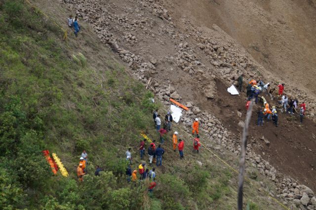 Search and rescue operations underway at site of a landslide in Narino, Colombia, January 21, 2018, in this picture obtained from social media. Ivan Antonio Jurado/Pulo Social/via REUTERS THIS IMAGE HAS BEEN SUPPLIED BY A THIRD PARTY. MANDATORY CREDIT. NO RESALES. NO ARCHIVES