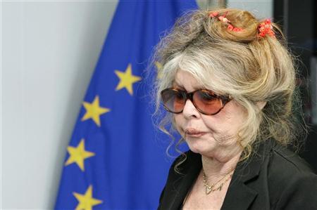 Brigitte Bardot the former French film star turned animal rights activist arrives at the European Commission headquarters in Brussels June 9, 2006. REUTERS/Francois Lenoir