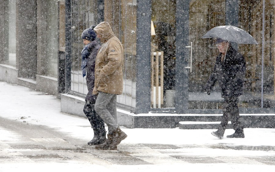 epa06564164 People walk down the street during a low temperatures in Sarajevo, Bosnia and Herzegovina, 25 February 2018.  EPA/FEHIM DEMIR