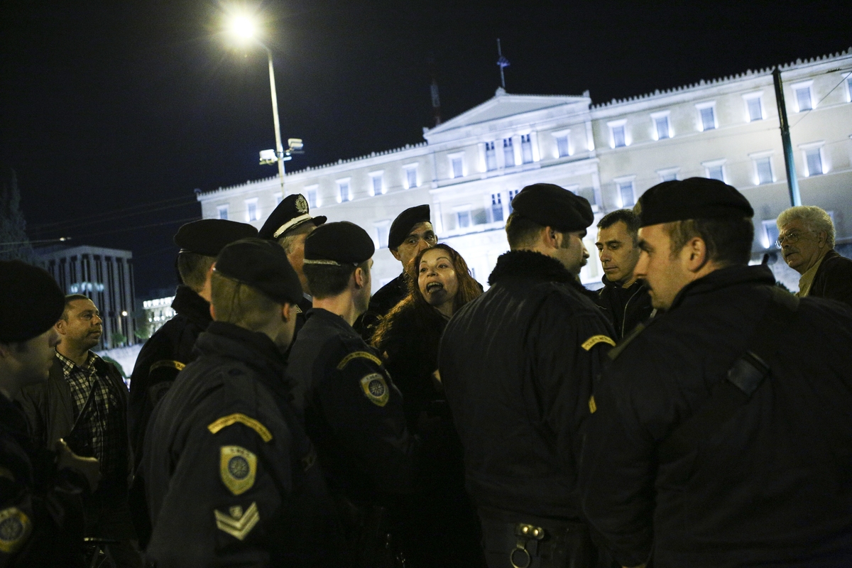 Vegan protesters were forced to move away from Syntagma Square by Riot Policemen on Good Friday, in Athens, on apr. 6, 2018 / Βίγκαν διαδηλωτές απομακρύνθηκαν βίαια από την Πλατεία Συντάγματος, την Μεγάλη Παρασκευή, 6 Απριλίου, 2018