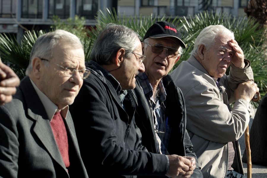 Ηλικιωμένοι συγκεντρώνονται προκειμένου να συμμετάσχουν στην απεργιακή συγκέντρωση της γενικής απεργίας που πραγματοποιούν η ΓΣΕΕ και η ΑΔΕΔΥ, στην πλατεία Κλαυθμώνος, Αθήνα, Πέμπτη 03 Δεκεμβρίου 2015.  Γενική απεργία πραγματοποιούν σήμερα η ΓΣΕΕ και η ΑΔΕΔΥ, αντιδρώντας στο νέο νομοσχέδιο για το Ασφαλιστικό που αναμένεται να ψηφιστεί μέσα στο Δεκέμβριο. Στην απεργία θα συμμετέχουν συνδικάτα εργαζομένων από τον ιδιωτικό και το δημόσιο τομέα καθώς και η ΟΛΜΕ. Στην κινητοποίηση συμμετέχει και η ΠΝΟ με αποτέλεσμα τα πλοία σε όλα τα λιμάνια της χώρας να μείνουν ακινητοποιημένα από τις 00.01 τα ξημερώματα της Πέμπτης έως τις 23.59 το βράδυ της ίδιας ημέρας ενώ τη συμμετοχή της αποφάσισε και η ΠΟΕ-ΟΤΑ. ΑΠΕ-ΜΠΕ/ΑΠΕ-ΜΠΕ/ΑΛΕΞΑΝΔΡΟΣ ΒΛΑΧΟΣ