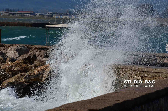 Δυνατός αέρας έπνεε στην ευρύτερη περιοχή του Ναυπλίου με αποτέλεσμα το μεγάλο κυματισμό στην παραλία της Πόλης ,Κυριακή 1 Απριλίου 2018.