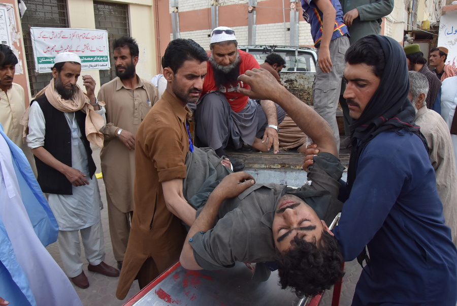 epa06713498 People carry a Coal miner who was injured in a mine explosion to a hospital in Quetta, Pakistan, 05 May 2018. At least six miners were killed and 13 were still trapped inside a coal mine after a blast on the outskirts of Quetta.  EPA/JAMAL TARAQAI