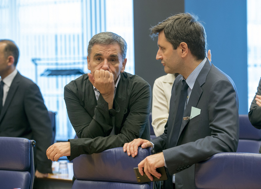 Ο υπουργός Οικονομικών Ευκλείδης Τσακαλώτος (Α) και ο αναπληρωτής υπουργός Οικονομικών Γεώργιος Χουλιαράκης (Δ) συνομιλούν κατά την διάρκεια της συνεδρίασης των υπουργών οικονομικών της ευρωζώνης, στο Λουξεμβούργο, Πέμπτη 21 Ιουνίου 2018. ΑΠΕ-ΜΠΕ/European Union/Zucchi Enzo