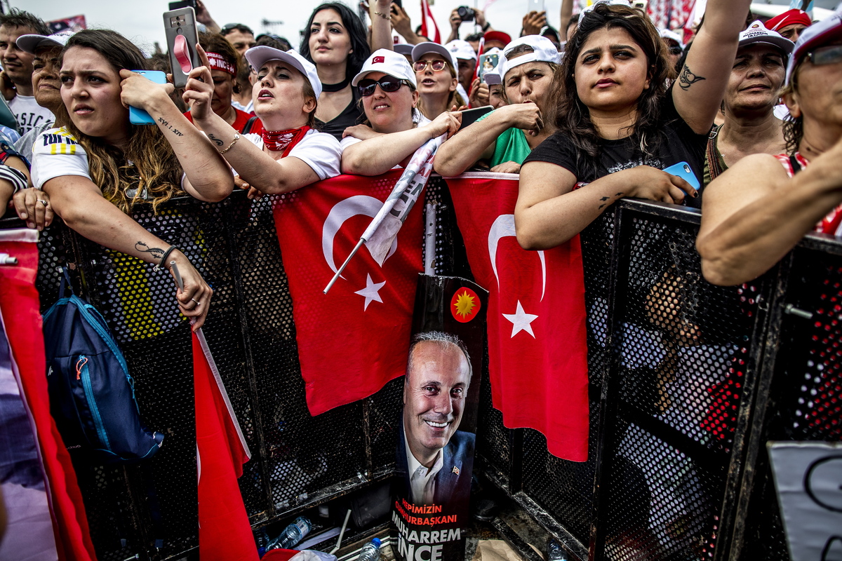 epa06833596 Supporters of Muharrem Ince, Presidential candidate of Turkey's main opposition Republican People's Party (CHP), cheer during an election campaign rally in Istanbul, Turkey, 23 June 2018. Turkey will hold snap presidential and parliamentary elections on 24 June 2018. EPA/SRDJAN SUKI