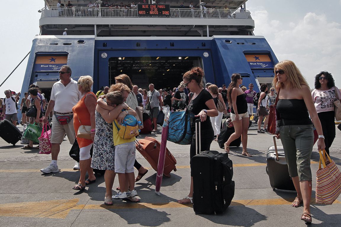 Τουρίστες αποβιβάζονται κατά την άφιξη επιβατηγού πλοίου από τις Κυκλάδες στο λιμάνι του Πειραιά, Αθήνα, Σάββατο 27 Ιουλίου 2013. ΑΠΕ-ΜΠΕ/ΑΠΕ-ΜΠΕ/ΑΛΚΗΣ ΚΩΝΣΤΑΝΤΙΝΙΔΗΣ