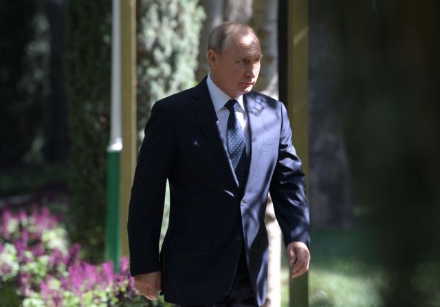 epa07053250 Russian President Vladimir Putin walks prior to a joint photo session during the CIS (Commonwealth of Independent States) summit in Dushanbe, Tajikistan, 28 September 2018. The leaders of CIS member states (Armenia, Azerbaijan, Belarus, Kazakhstan, Kyrgyzstan, Moldova, Russia, Tajikistan and Uzbekistan) are meeting in Dushanbe to discuss the results of the 2018 cooperation and key issues of CIS future development.  EPA/ALEXEI DRUZHININ/SPUTNIK/KREMLIN / POOL MANDATORY CREDIT