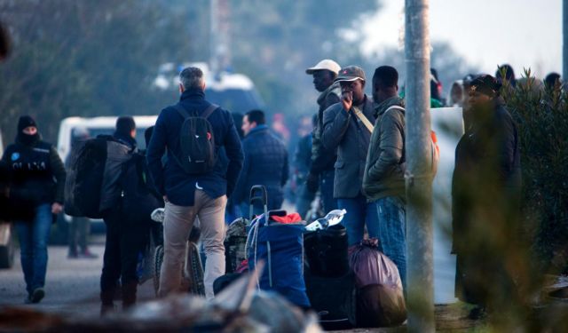 epa07416539 Migrants look on in the shantytown of San Ferdinando (Reggio Calabria), Italy, 06 March 2019. The clearing operations of the San Ferdinando shantytown began on 06 March. Around 900 people will be transferred to reception centers.  EPA/MARCO COSTANTINO