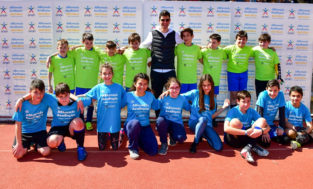 Ο Σάκης Ρουβάς με παιδιά από το πρόγραμμα Αθλητικές Ακαδημίες ΟΠΑΠ