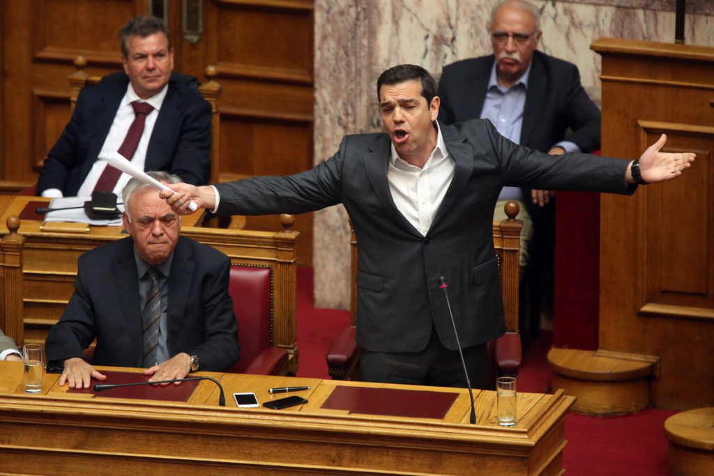 Ο πρωθυπουργός Αλέξης Τσίπρας μιλάει στην ολομέλεια της Βουλής στην ονομαστική ψηφοφορία επί της αρχής, των άρθρων και των τροπολογιών του νομοσχεδίου για τον εξωδικαστικό μηχανισμό, Παρασκευή 28 Απριλίου 2017. ΑΠΕ-ΜΠΕ / ΑΠΕ-ΜΠΕ / ΑΛΕΞΑΝΔΡΟΣ ΒΛΑΧΟΣ