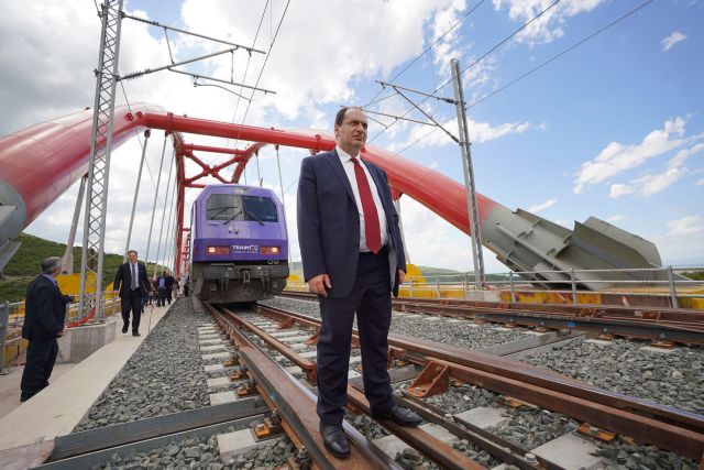 Ο υπουργός Μεταφορών Χρήστος Σπίρτζης φωτογραφίζεται μπροστά  από το πρώτο ηλεκτροκίνητο τρένο ΕΧPRESS, που θα πραγματοποιεί τη διαδρομή Αθήνα-Θεσσαλονίκη σε λιγότερο από 4 ώρες, κατά τη διάρκεια στάσης στη νέα σιδηροδρομική γέφυρα ΣΓ26 στην περιοχή της Εκκάρας Δομοκού, την Τετάρτη 15 Μαΐου 2019. Παρουσία του υπουργού Μεταφορών Χρήστου Σπίρτζη και των διοικήσεων ΟΣΕ, ΤΡΑΙΝΟΣΕ και ΕΕΣΣΤΥ πραγματοποιείται σήμερα με ηλεκτροκίνητο τρένο, ειδικό δρομολόγιο μεταξύ Αθήνας – Θεσσαλονίκης, ενώ την ερχόμενη Δευτέρα 20 Μαΐου το πρωί δρομολογείται στη γραμμή Αθήνα - Θεσσαλονίκη το πρώτο ΕΧPRESS ηλεκτροδοτούμενο τρένο που θα καλύπτει τη διαδρομή σε τρείς ώρες και 55 λεπτά.Τα δρομολόγια θα εκτελούνται αρχικά από τρείς αμαξοστοιχίες της ΤΡΑΙΝΟΣΕ που ανακατασκευάστηκαν από την ΕΕΣΣΤΥ και θα περιλαμβάνουν όλες τις ανέσεις για ένα άνετο και ξεκούραστο ταξίδι και θα διαθέτουν ακόμη και WiFi. ΑΠΕ-ΜΠΕ/ΑΠΕ-ΜΠΕ/ΧΑΡΗΣ ΑΚΡΙΒΙΑΔΗΣ