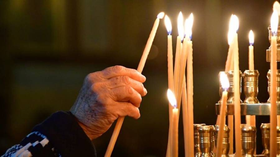 Τι συμβολίζουν τα κεριά στην εκκλησία και γιατί δεν πρέπει να σβήνονται  νωρίς – Makeleio.gr