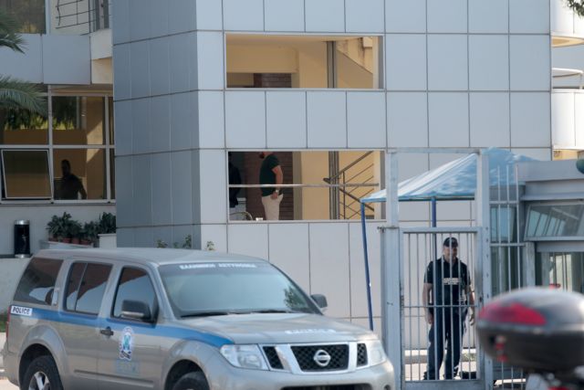H Διεύθυνση Μεταγωγών στην Πέτρου Ράλλη ,  Δευτέρα 3 Ιουνίου 2019. Τέσσερις Αλβανοί κρατούμενοι απέδρασαν, λίγο πριν από τις 04:00 τα ξημερώματα, από τη Διεύθυνση Μεταγωγών στην Πέτρου Ράλλη, ενώ αργότερα συνελήφθη ο ένας. Σύμφωνα με πληροφορίες από αστυνομικές πηγές, οι τέσσερις κρατούμενοι δραπέτευσαν κάτω από αδιευκρίνιστες συνθήκες έως τώρα, ενώ η αστυνομία εξαπέλυσε αμέσως ανθρωποκυνηγητό για τον εντοπισμό και τη σύλληψή τους. Ο ένας από τους δραπέτες συνελήφθη, στην περιοχή του Ρέντη, ενώ είναι σε πλήρη εξέλιξη οι έρευνες για τη σύλληψη και των υπολοίπων. ΑΠΕ-ΜΠΕ/ΑΠΕ-ΜΠΕ/Παντελής Σαίτας