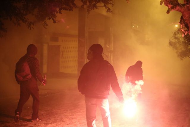 Διαδηλωτές πετουν βόμβες μολότοφ κατά τη διάρκεια επεισοδίων με άνδρες των ΜΑΤ, στα Εξάρχεια, μετά το τέλος της πορείας της 44ης επετείου της εξέγερσης του Πολυτεχνείου το 1973, στην Αθήνα, Παρασκευή 17 Νοεμβρίου 2017. Δεκάδες βόμβες μολότοφ, πέτρες και άλλα αντικείμενα συνεχίζουν να πετούν διαδηλωτές εναντίον των αστυνομικών δυνάμεων, στις οδούς Στουρνάρη και Τοσίτσα και σε δρόμους πίσω από το Πολυτεχνείο. Οι αστυνομικοί απαντούν με χρήση δακρυγόνων και χειροβομβίδες κρότου λάμψης, ενώ πάνω από την περιοχή πετάει συνεχώς ελικόπτερο της Ελληνικής Αστυνομίας. ΑΠΕ ΜΠΕ /ΑΠΕ ΜΠΕ/ΘΑΝΑΣΗΣ ΚΑΜΒΥΣΗΣ