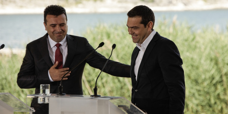 zaev-tsipras-prespes-thanks-1300