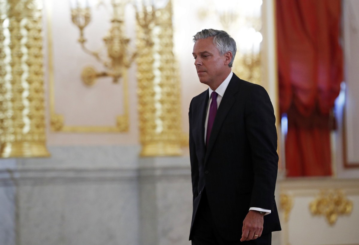 epa06241589 US ambassador to Russia Jon Huntsman walks after presenting credentials to Russian President Vladimir Putin during a ceremony in the Kremlin in Moscow, Russia, 03 October 2017. The new US ambassador to Russia presented his credentials to President Vladimir Putin amid investigations into Moscow's alleged meddling in the 2016 US elections. Twenty ambassadors present their credentials to the Russian President.  EPA/PAVEL GOLOVKIN / POOL