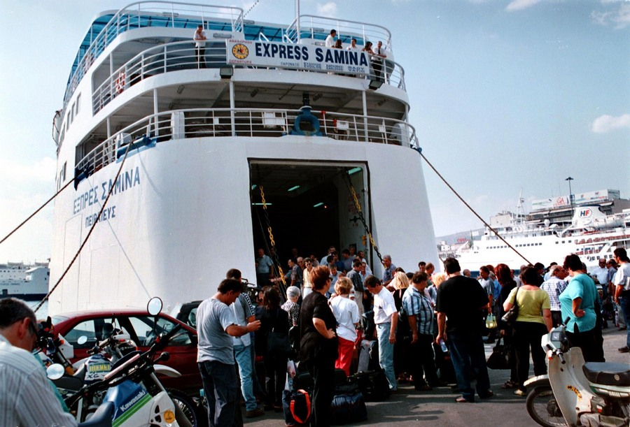 GRE02 - 20000927 - PIREUS, GREECE : (FILES) File picture dated 14 September 2000 of the Greek ferry Express Samina in the port of Pireus. Rescue operations have been conducted in the Aegean Sea after the ferry sunk Wednesday 27 September 2000. There were 511 passengers on board the ferry, at least 40 people are dead and 40 are still reported missing.  EPA PHOTO EPA/ORESTIS PANAGIOTOU/op/bw