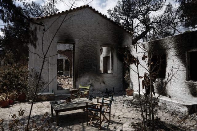 Καμένη αυλή σπιτιού, μετά τη θανατηφόρα πυρκαγιά στο Μάτι, κοντά στην Αθήνα Τρίτη 31 Ιουλίου 2018. Ξεκίνησε σήμερα η διαδικασία αιτήσεων για το έκτακτο βοήθημα που αποφασίστηκε για τις 5000 ευρώ για τους πολίτες και τις 8000 ευρώ για τις επιχειρήσεις.  ΑΠΕ-ΜΠΕ/ΑΠΕ-ΜΠΕ/ΓΙΑΝΝΗΣ ΚΟΛΕΣΙΔΗΣ