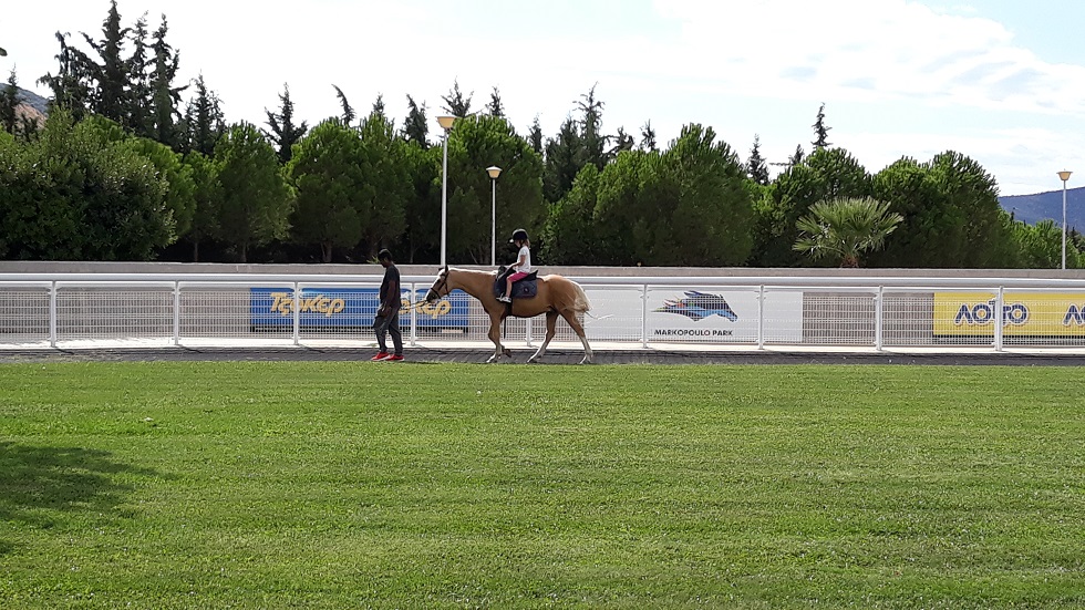 Τα παιδιά ιππεύουν άλογα στο Markopoulo Park 
