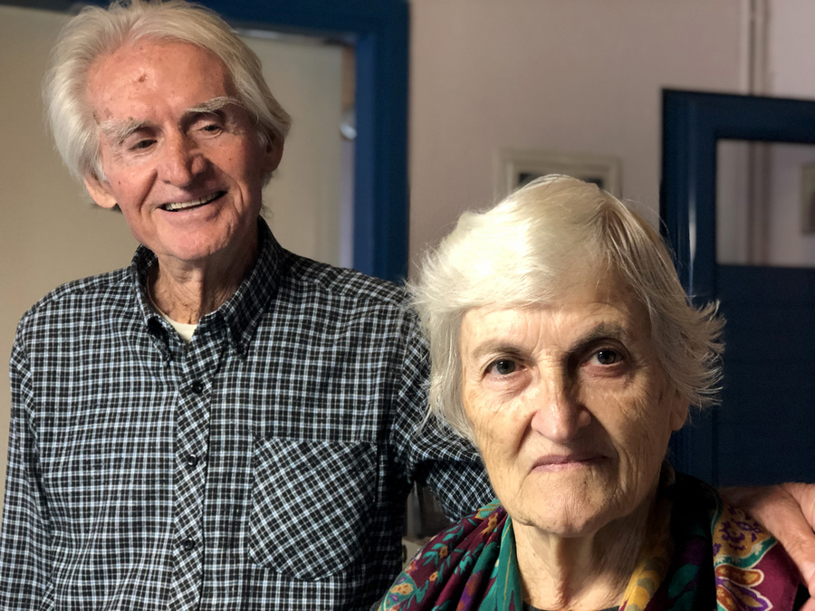 Φωτογραφία που δόθηκε σήμερα στη δημοσιότητα και εικονίζει τον Γιώργο Κολατσό 81 ετών και την σύζυγο του η Κίρκη 83 ετών, στο νησί Καστό. Με ένα τεράστιο χαμόγελο και μια ζεστή αγκαλιά ο κ. Γιώργος Κολατσός 81 ετών και η σύζυγος του η Κίρκη 83 ετών, μας υποδέχονται, στο γαλανόλευκο σπιτάκι τους, που κοιτά απερίσπαστο, στο λιμάνι του Καστού. Στο μικρό νησί του Ιονίου πελάγους, που βρίσκεται νοτιοανατολικά της Λευκάδας και είναι η μικρότερη κατοικήσιμη νησίδα των Επτανήσων, ζουν μόνιμα τριάντα κάτοικοι, όλοι κι όλοι, Σάββατο 21 Δεκεμβρίου 2019. ΑΠΕ-ΜΠΕ/ΑΠΕ-ΜΠΕ/Αλεξάνδρα Χατζηγεωργίου