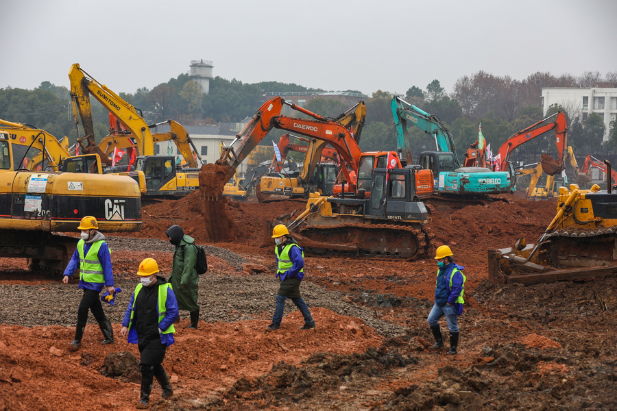 epa08157643 People work at the construction site of a field hospital in Wuhan, Hubei province, China, 24 January 2020. The 1,000-bed hospital is expected to be completed by 03 February 2020 to cope with the increasing number of people affected by the coronavirus. The outbreak of coronavirus has so far claimed 25 lives and infected more than 800 others, according to media reports. The virus has so far spread to the USA, Thailand, South Korea, Japan, Singapore and Taiwan. EPA/YUAN ZHENG CHINA OUT