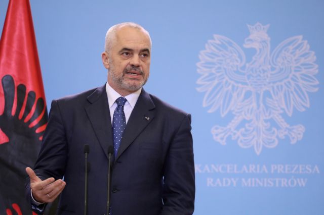 epa06371108 Albanian Prime Minister Edi Rama speaks during a press conference after a meeting with Polish Prime Minister Beata Szydlo in Warsaw, Poland, 06 December 2017. Prime Minister Edi Rama is with a one day visit to Poland.  EPA/Pawel Supernak POLAND OUT