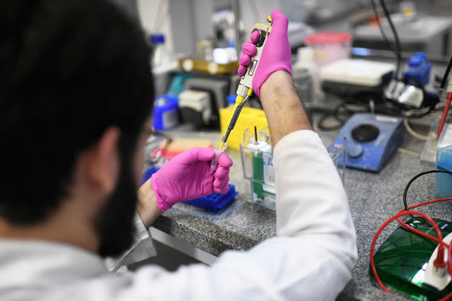 A researcher from the Institute of Biology at the Federal University of Rio de Janeiro (UFRJ) works to develop a new test to detect coronavirus infections in people, in Rio de Janeiro, Brazil, March 25, 2020. Picture taken March 25, 2020. REUTERS/Lucas Landau