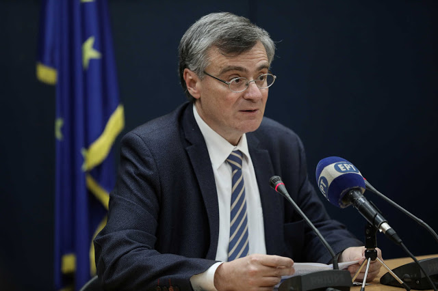 Greek Health Ministry representative professor Sotiris Tsiodras speaks during a briefing at the ministry, following the outbreak of coronavirus disease (COVID-19), in Athens, Greece, March 13, 2020. Picture taken March 13, 2020. REUTERS/Stelios Misinas