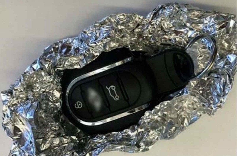 Τύλιξε το κλειδί το αυτοκινήτου με αλουμινόχαρτο Μόλις μάθετε το λόγο