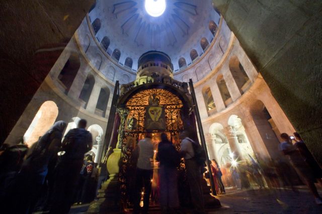 epa03455771 A view of the interior of the Church of the Holy Sepulcher showing the back of the  Tomb of Christ with an Asyrian Orthodox chappel, in Jerusalem's Old City, Israel, 02 November 2012. The church, traditionaly believed to be the site of Jesus Christ's death, burial and resurrection, and one of the most crowded tourists and pilgrimage sites in the Holy Land, is in debt and has not paid a water bill which comes close to 2 million US dollars, according to an Israeli newspaper. Apparently Israeli and the British and Jordanians and even the Turkish before them have never asked the church clerics to pay for their water consumption, and water bill rose with interest. Now bank accounts are frozen due to non-payment of the bill and clerics are threatening to close down the church.  EPA/JIM HOLLANDER