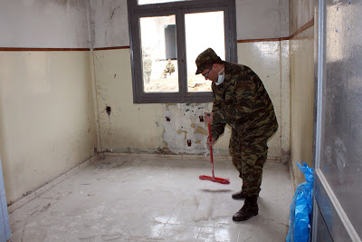 Στρατιώτης καθαρίζει δωμάτιο στο πρώην στρατόπεδο Αναγνωστοπούλου στη Σίνδο, όπου θα μετατραπεί σε κέντρο υποδοχής προσφύγων, Παρασκευή 5 Φεβρουαρίου 2016. ΑΠΕ-ΜΠΕ/ΑΠΕ-ΜΠΕ/STR