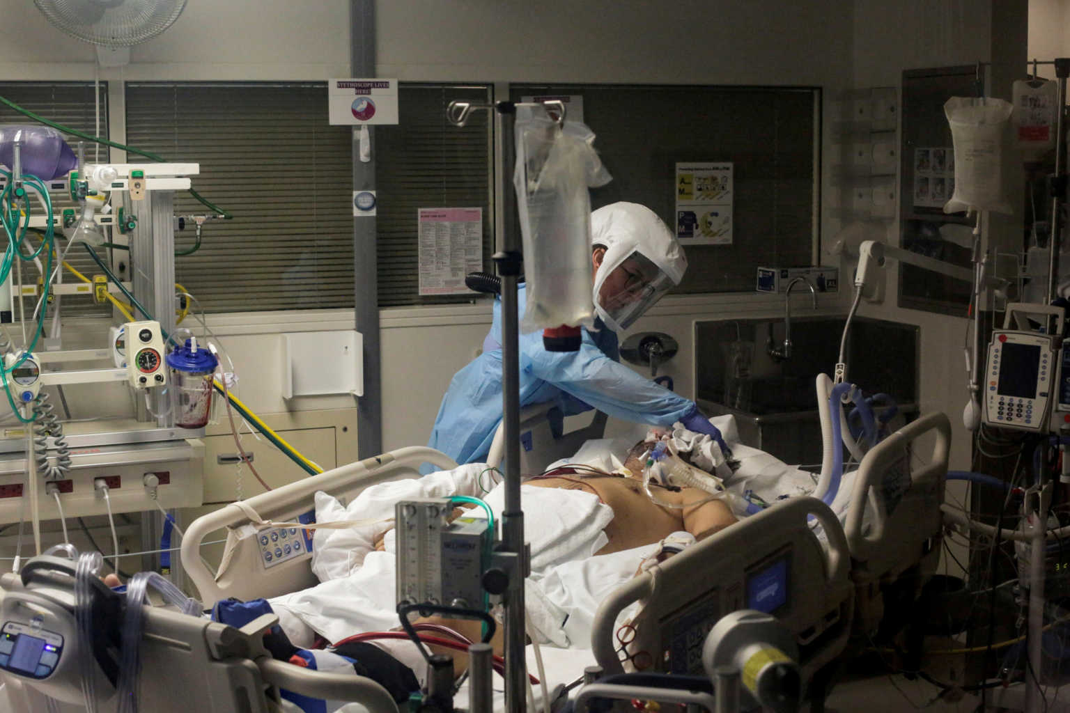 FILE PHOTO: Nurse Leah Silver cares for a coronavirus disease (COVID-19) patient in the COVID ICU at the University of Washington Medical Center - Montlake during the COVID-19 outbreak in Seattle, Washington, U.S. April 24, 2020.  REUTERS/David Ryder/File Photo