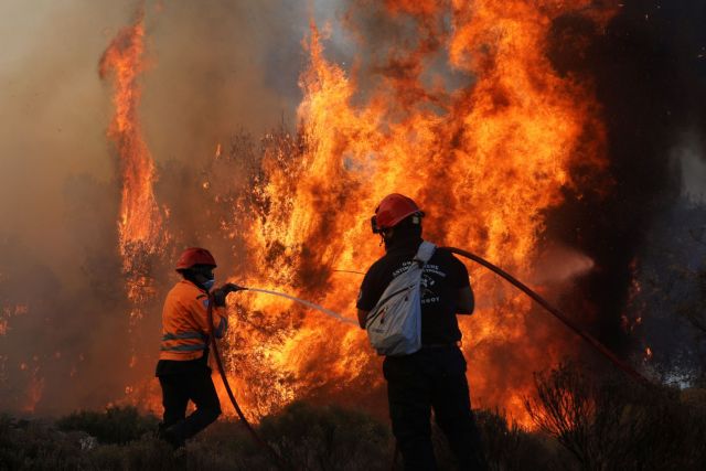 Firefighters try to extinguish a wildfire burning near the village of Kechries, Greece, July 22, 2020. REUTERS/ Costas Baltas