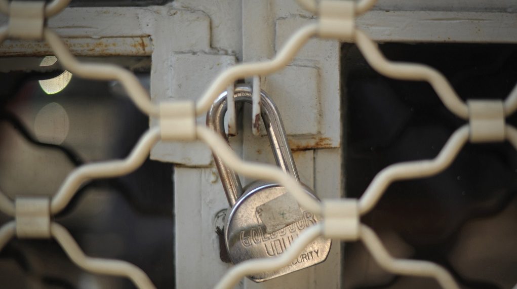 Λουκέτο σε βιτρίνα κλείστου καταστήματος, στο κέντρο της Αθήνας, Παρασκευή 07 Σεπτεμβρίου 2012. ΑΠΕ  ΜΠΕ/ΑΠΕ ΜΠΕ/Φώτης Πλέγας Γ.