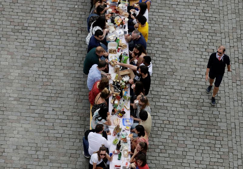 Residents dine at a 500-metre-long table spanning across the length of the medieval Charles Bridge as restrictions ease following the coronavirus disease (COVID-19) outbreak, in Prague, Czech Republic June 30, 2020. REUTERS/David W Cerny