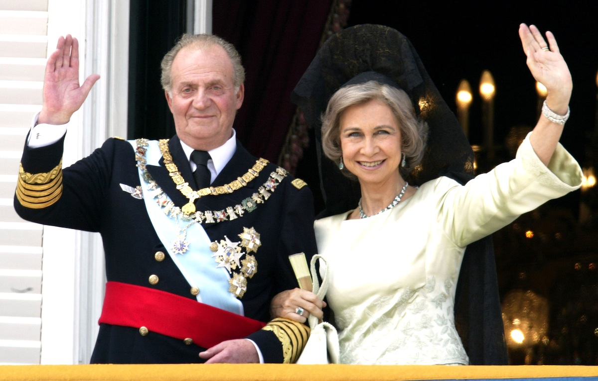 FILE PHOTO - 2. June 2014: Spanish King Juan Carlos I abdicates in favour of his son Prince Felipe. King Juan Carlos who is 76, has ruled since 1975. MADRID, SPAIN - MAY 22: Spanish King Juan Carlos (L), and Queen Sofia wave as they appear on the balcony of the royal palace after the wedding ceremony of Crown Prince Feleipe de Bourbon and Letizia Ortiz May 22, 2004 in Madrid. (Photo by Ian Waldie/Getty Images) ** OUTS - ELSENT, FPG - OUTS * NM, PH, VA if sourced by CT, LA or MoD **
