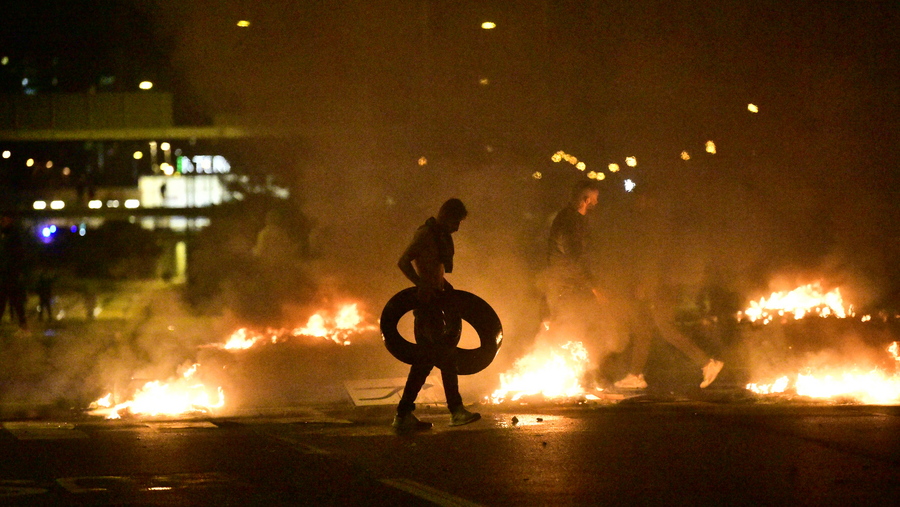 epa08632904 Demonstrators burn tyres as protesters riot in the Rosengard neighbourhood of Malmo, Sweden, on 28 August 2020. The protest was sparked by the burning of a Koran by members of Danish far-right party Stram Kurs earlier in the day. The party's leader Rasmus Paludan was denied entry to Sweden for a manifestation on 28 August.  EPA/TT NEWS AGENCY SWEDEN OUT