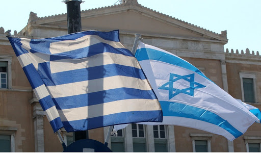 Ελληνική και σημαία του Ισραήλ στο Σύνταγμα εμπρός από την Βουλή, Κυριακή 5 Αυγούστου 2012. Επίσημη επίσκεψη θα πραγματοποιήσει από αύριο ο Πρόεδρος του Ισραήλ Σιμόν Πέρες μετά από πρόσκληση του Πρόεδρου της Δημοκρατίας Κάρολου Παπούλια. ΣΗΜΑΙΕΣ ΕΛΑΔΟΣ  ΙΣΡΑΗΛ ΑΠΕ-ΜΠΕ/ΑΠΕ-ΜΠΕ/Παντελής Σαίτας