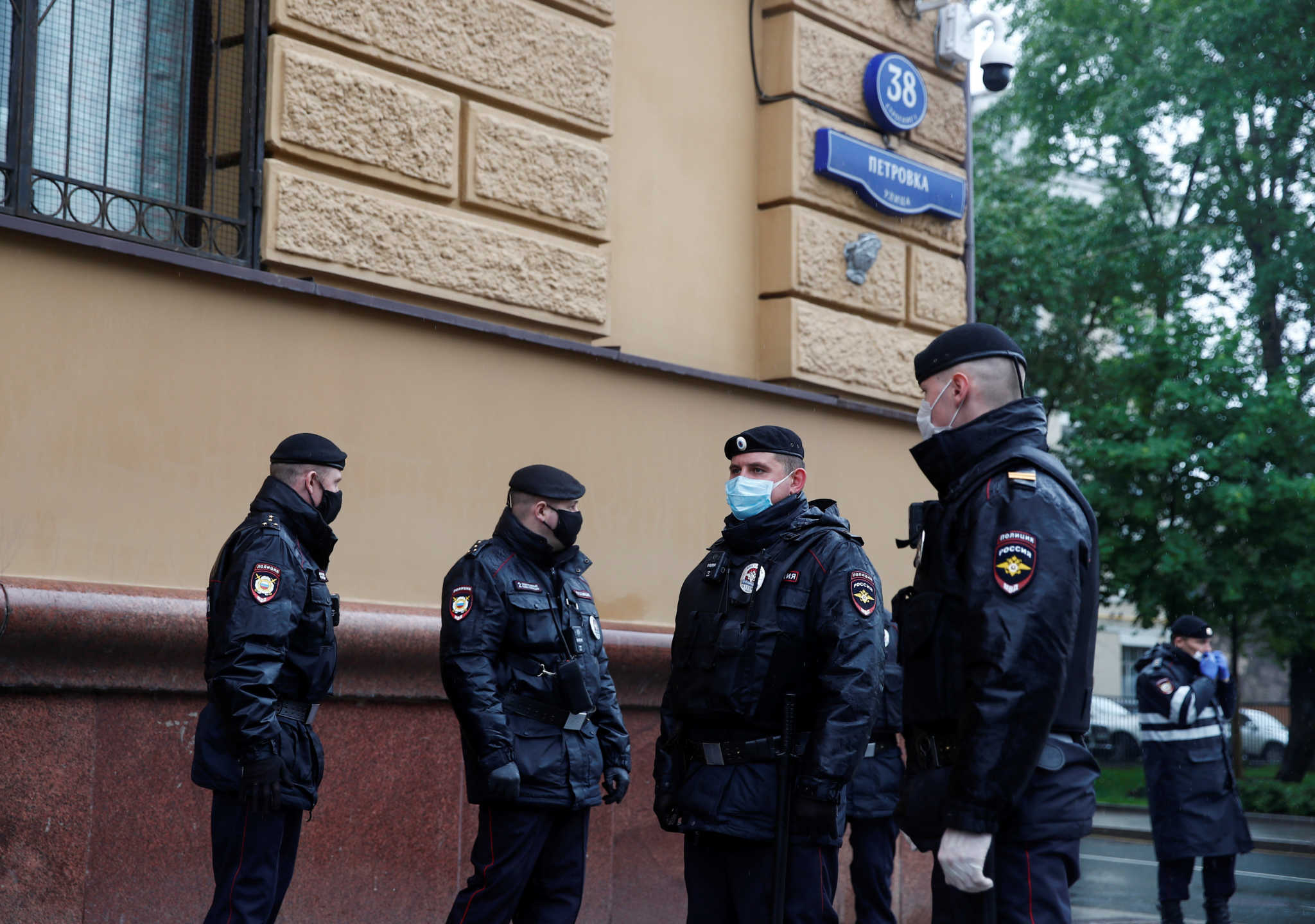 Russian police officers wearing protective face masks stand guard at a venue for pickets in support of journalist Ilya Azar, following a court's decision to jail him for his one-person protest during the coronavirus disease (COVID-19) lockdown, in Moscow, Russia May 29, 2020. REUTERS/Maxim Shemetov
