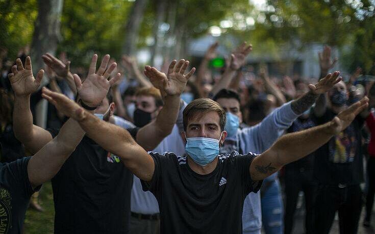 People take part in a protest to demand more resources for public health system and against social inequality in the southern neighbourhood of Vallecas in Madrid, Spain, Sunday, Sept. 27, 2020. Residents in a lockdown district of Madrid protested outside the Madrid Regional Government that local health services needed to be reinforced during the ongoing COVID-19 outbreak. (AP Photo/Manu Fernandez)
