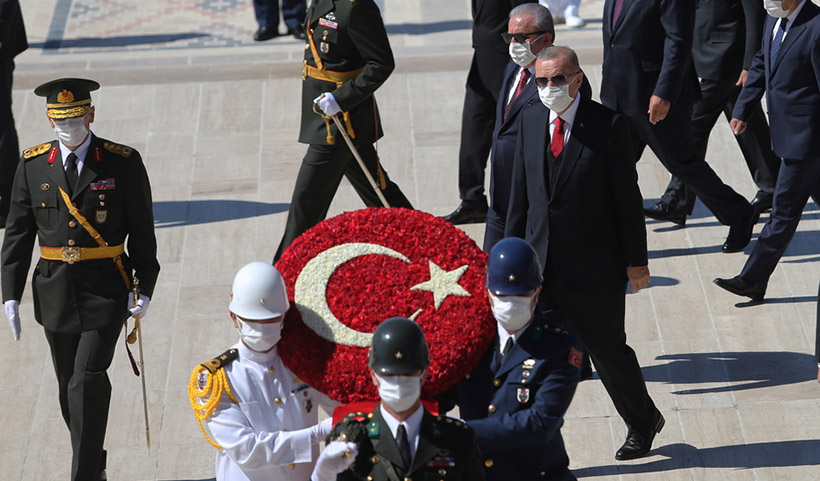 epa08635648 Turkish President Recep Tayyip Erdogan (C) and Turkish Grand National Assembly (TBMM) Speaker Mustafa Sentop (C-L) attend wreath laying ceremony at the Mausoleum of Mustafa Kemal Ataturk, founder of the modern Turkey, during a parade to mark Victory Day in Ankara, Turkey, 30 August 2020. Turkey celebrates its Victory Day in commemoration of the Battle of Dumlupinar, a key victory over Greece on 30 August 1922 in Turkey's War of Independence.  EPA/STR